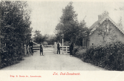 13399 Gezicht op de tol in de Oud-Loosdrechtsedijk te Oud-Loosdrecht (gemeente Loosdrecht) uit het westen. N.B. De ...